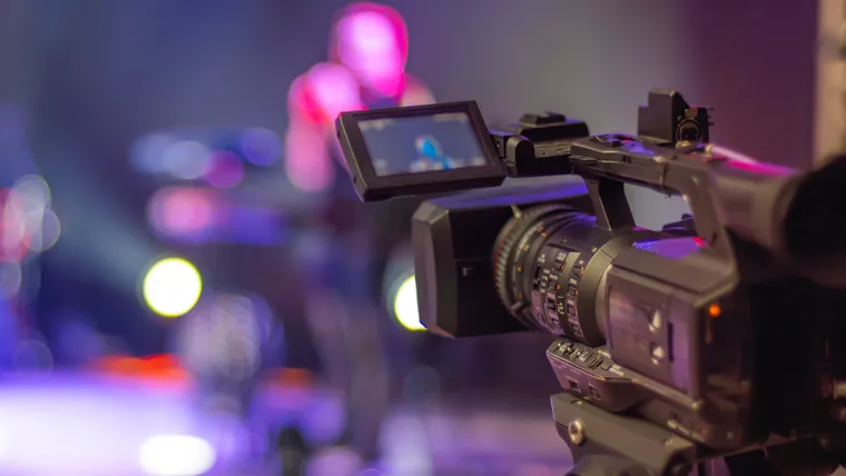 Cámara de video profesional grabando en alta definición