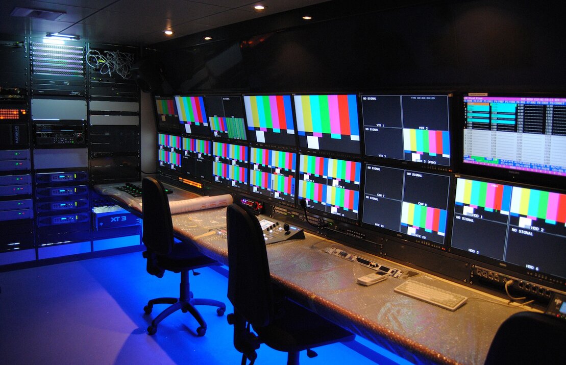 Sala de control de producción en vivo con consolas y monitores