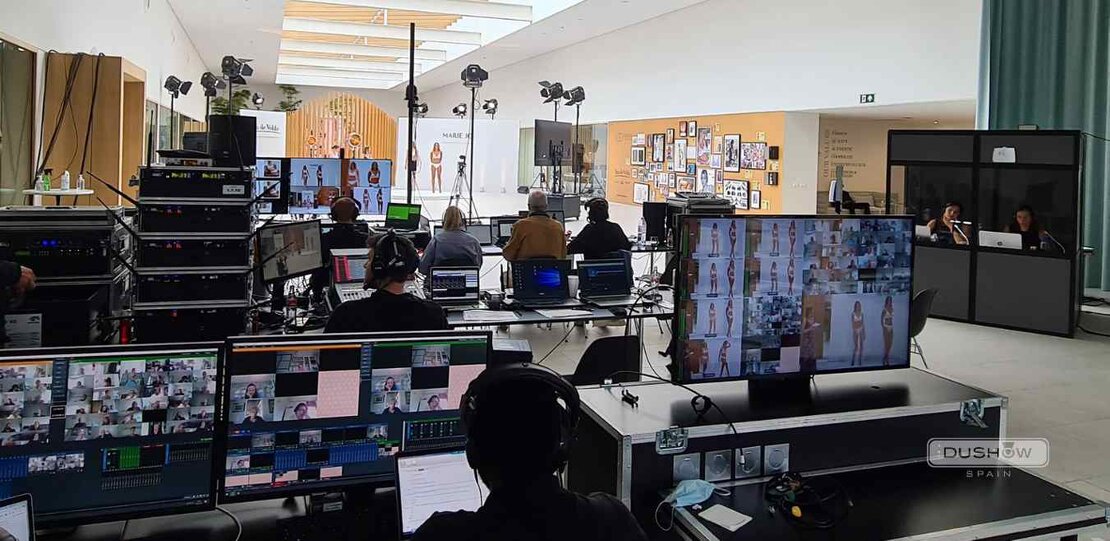 Evento corporativo con presentación en pantalla para streaming