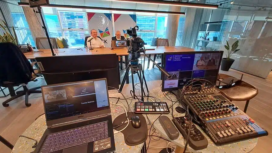 Set de estudio de streaming listo para grabar un programa