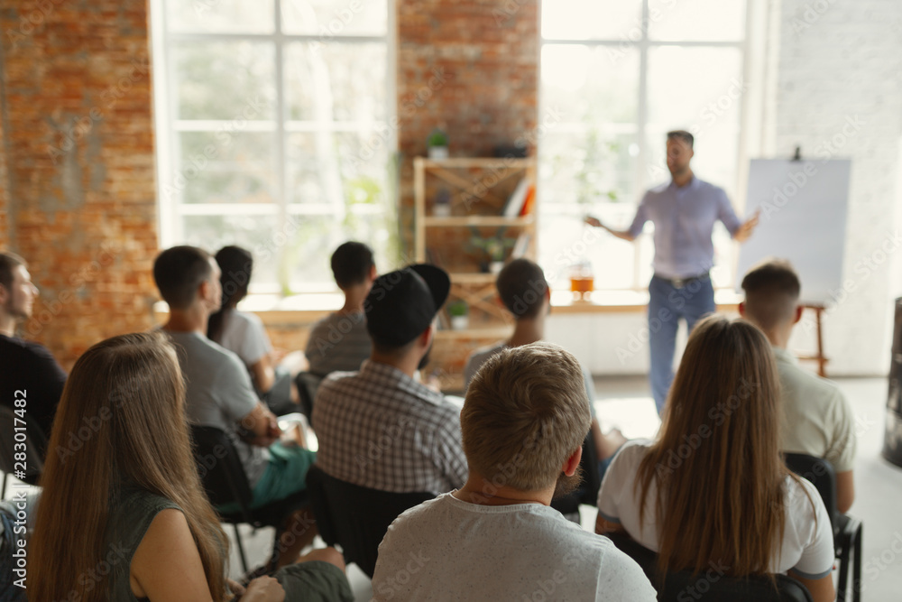 Grupo de personas recibiendo capacitación técnica en un taller de streaming