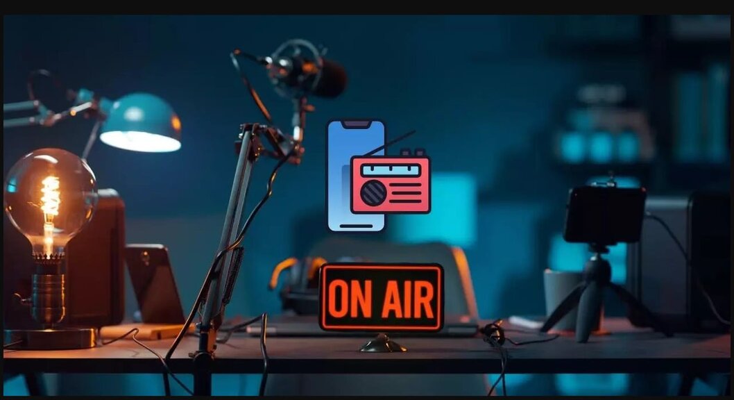 Conductor de noticiero online en un estudio moderno