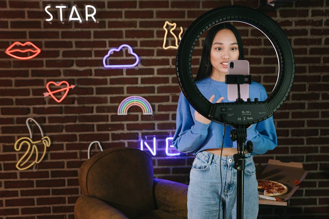 Creador de contenido grabando podcast en estudio con cámaras y micrófonos