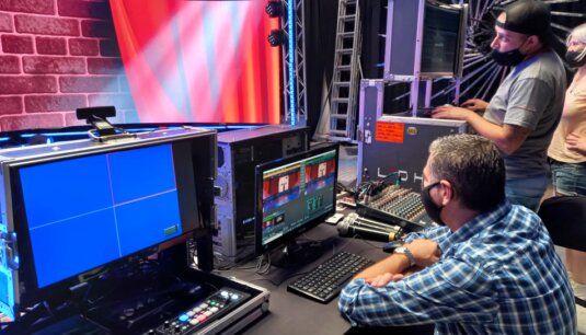 Equipo técnico de streaming trabajando en sala de control