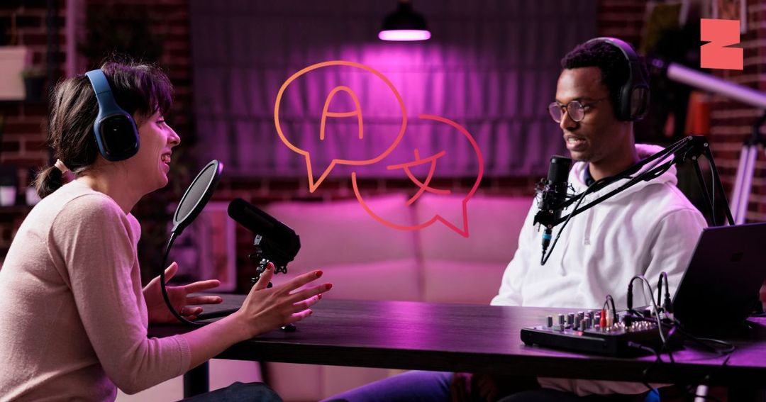 Conductor de programa de streaming con auriculares frente al micrófono