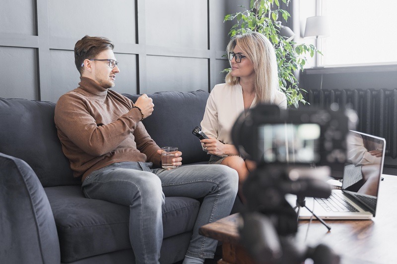 Técnico dando soporte remoto con auriculares frente a monitores