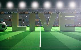 Streamer de gaming en vivo con luces de colores y múltiples pantallas