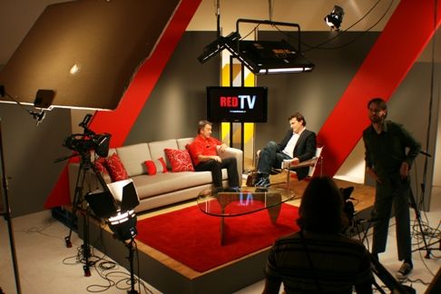 Micrófono profesional en un estudio de radio o podcast