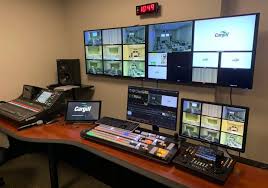 Especialista resolviendo incidencias técnicas en una computadora