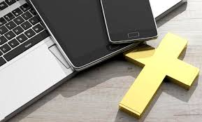 Equipo técnico transmitiendo un servicio religioso en vivo